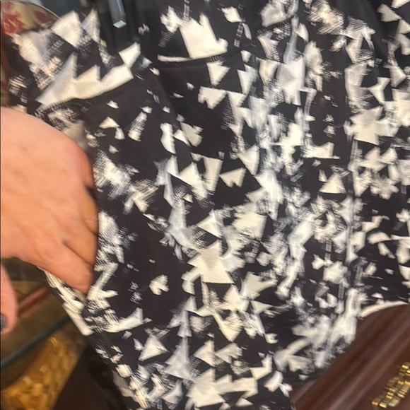 Chico's Black and White abstract 2x skorts super soft! With pockets - Picture 4 of 7
